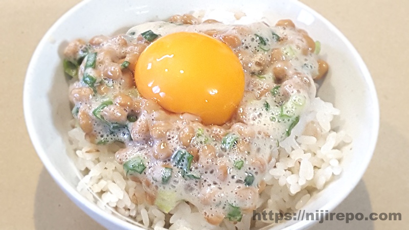 お城納豆北海道小粒納豆 たれ多めの6g ネギを混ぜて卵を乗せた納豆ご飯