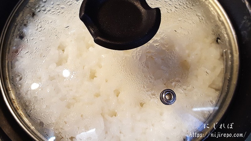 ニトリ一人鍋で炊飯 水分がなくなってきたら蒸らして完成