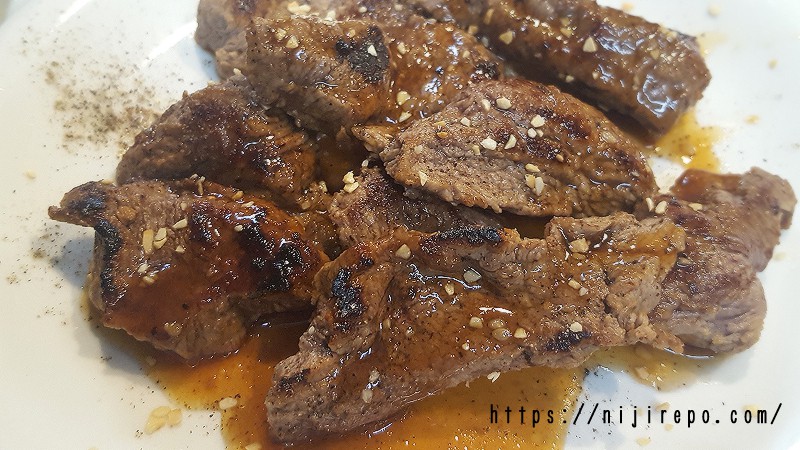 ウルグアイ牛肉は粗挽きにんにくやコショウをたっぷりふってステーキソースで食べると美味しい
