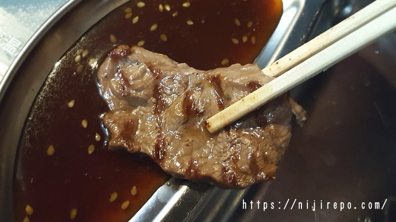 ウルグアイ牛肉みすじを焼肉のたれにつけて食べる
