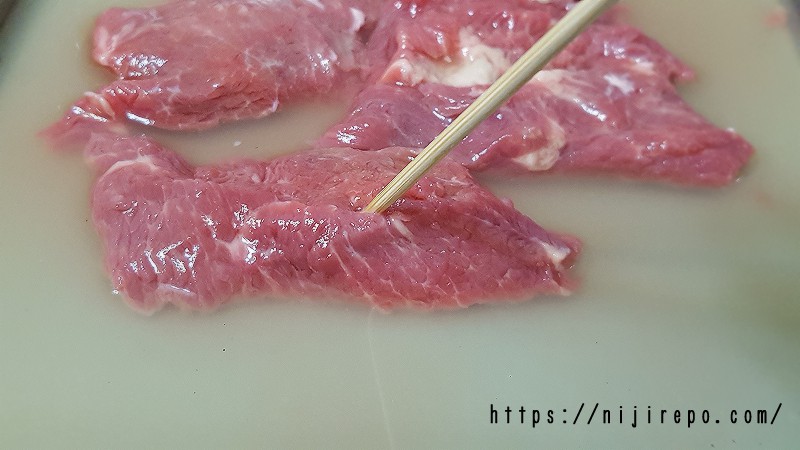 漬け汁が肉に浸透しやすいように竹串で穴をあける