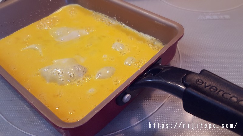 ドウシシャのevercookフライパンで卵を焼く