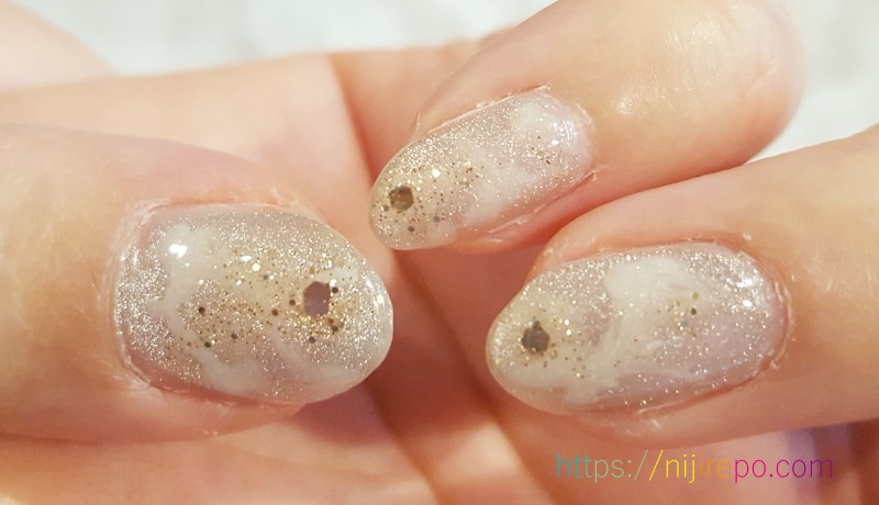 ネイルオイルを塗る前の乾燥した爪と手指