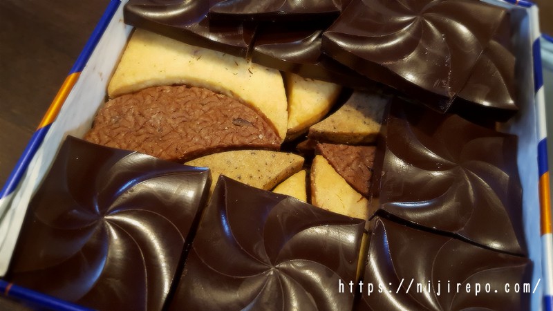 しろいし洋菓子店のショコラクッキー缶〜森のおはなし〜層になっている二層目はクッキー